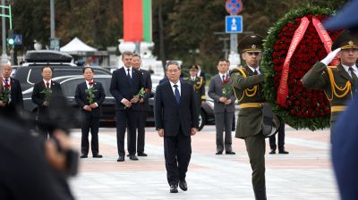 Премьер Госсовета КНР возложил венок к монументу Победы в Минске