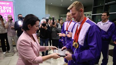 Белорусские паралимпийцы вернулись в Минск из Парижа