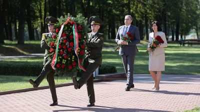 Участники заседания Президиума Совета Республики возложили цветы к Кургану Бессмертия в Лиде  