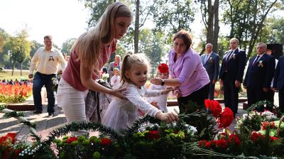 Память участников Скидельского восстания почтили у городского мемориала советским воинам