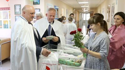 Родивших в День народного единства мам поздравили в Витебском областном роддоме