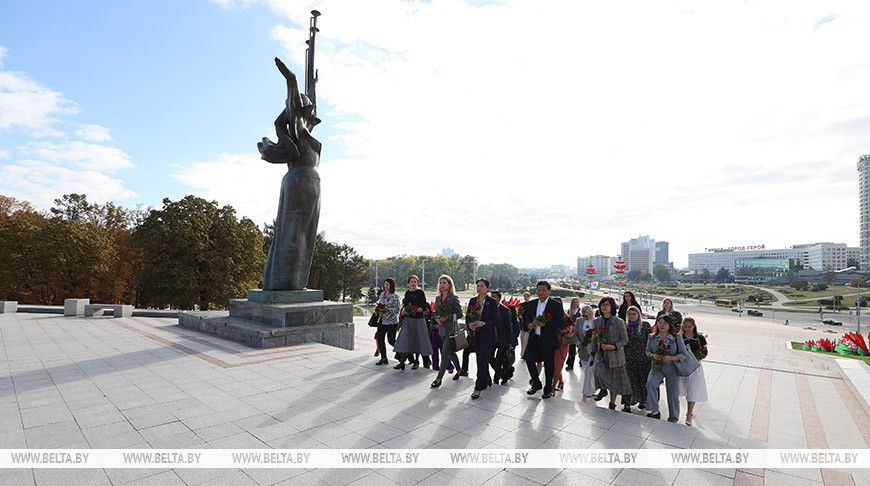 Представительницы Союза женщин Вьетнама возложили цветы к стеле "Минск - город-герой"