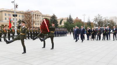 Парламентская делегация Совета Федерации России возложила цветы к монументу Победы в Минске