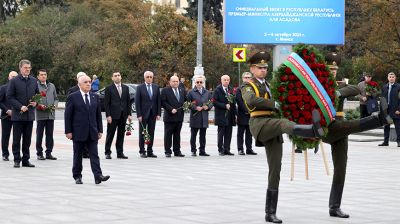 Премьер-министр Азербайджана возложил венок к монументу Победы в Минске  