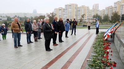 Представители польской организации возложили цветы к обелиску "Минск - город-герой"