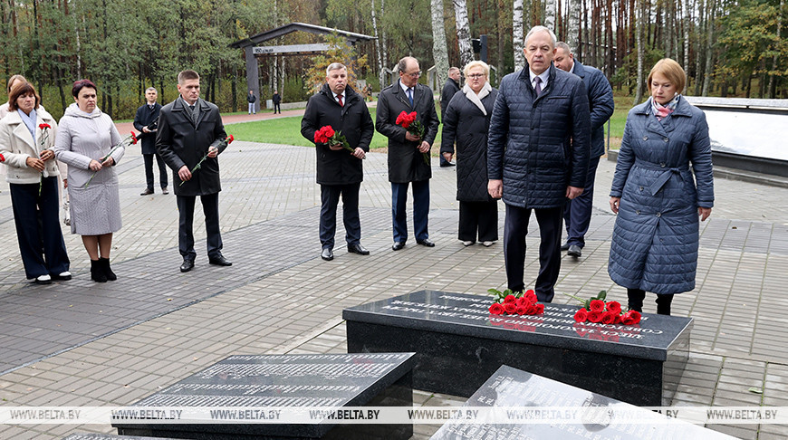 Сергеенко возложил цветы к мемориалу "Ола" в Светлогорском районе