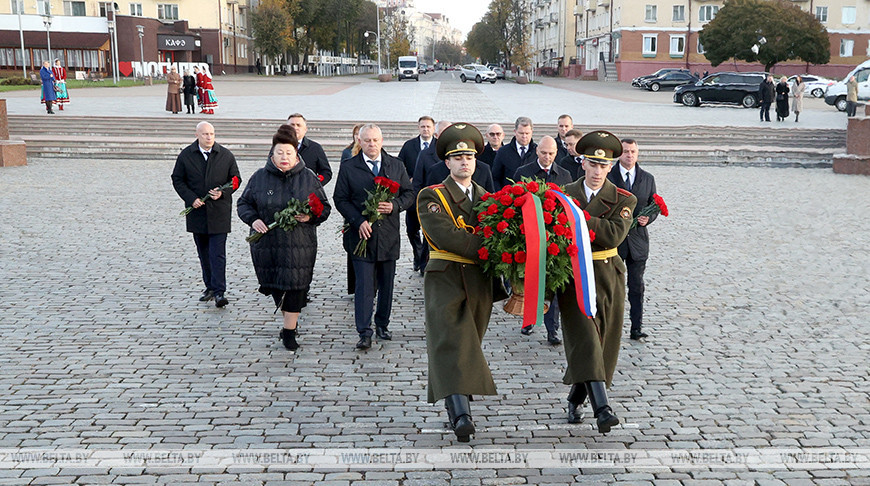 Участники экономического форума в Могилеве возложили цветы к Вечному огню