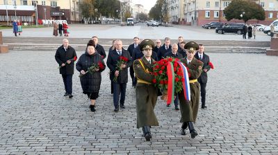 Участники экономического форума в Могилеве возложили цветы к Вечному огню