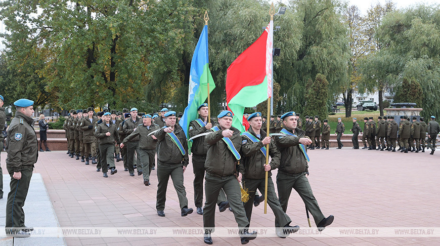 Около 300 витебских десантников попрощались с боевым знаменем