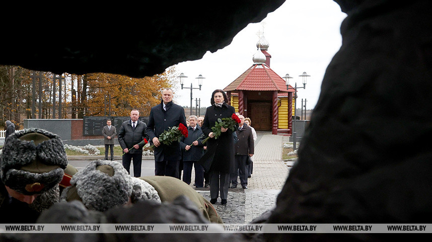 Кочанова возложила цветы к мемориалу сожженных деревень Могилевской области