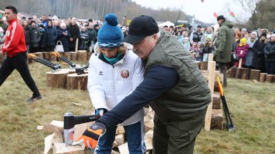 Лукашенко посетил чемпионат по колке дров среди журналистов