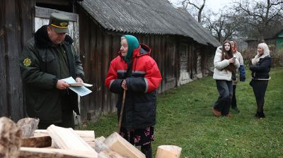 Будет тепло. Дрова с чемпионата по колке доставили одиноким пожилым жителям Минского района