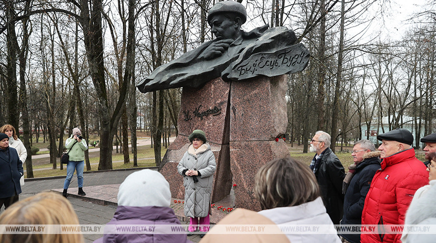 В Витебске возложили цветы к памятнику Владимиру Короткевичу  