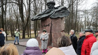 В Витебске возложили цветы к памятнику Владимиру Короткевичу  