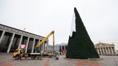 Монтаж главной новогодней елки страны идет на Октябрьской площади в Минске