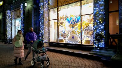 Торговые центры столицы завершают новогоднее оформление витрин и создают праздничную атмосферу