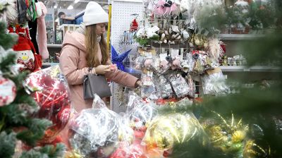 В Могилеве в преддверии зимних праздников идет активная торговля новогодними украшениями