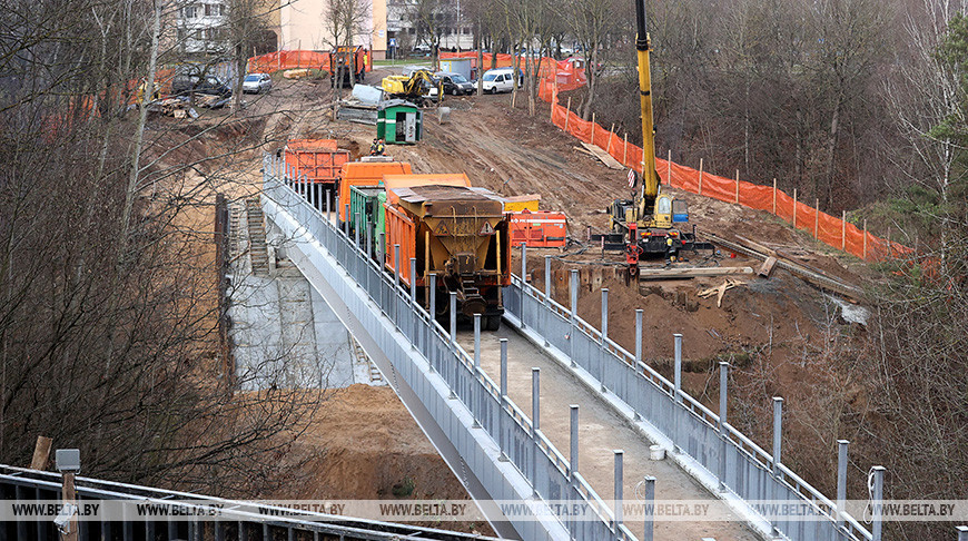 В Гродно прошли испытания реконструируемого пешеходного моста в Румлевском парке