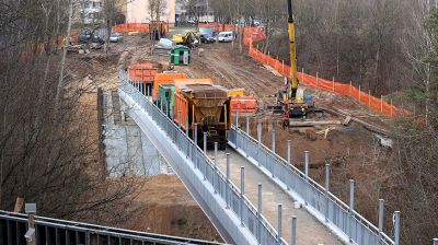 В Гродно прошли испытания реконструируемого пешеходного моста в Румлевском парке