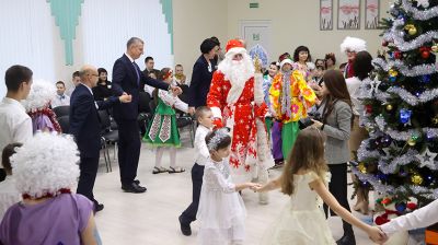 "Радостно видеть счастливые лица". Крутой поздравил воспитанников школы-интерната в Белыничах