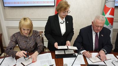 Процедура вручения удостоверений кандидатам в Президенты Республики Беларусь прошла в ЦИК