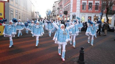 Новогоднее дефиле Деда Мороза и его оркестра зарядило настроением брестчан   