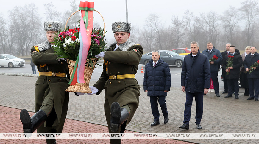 Во имя памяти. Крутой возложил цветы к мемориальному комплексу "Курган Славы" в Мозыре