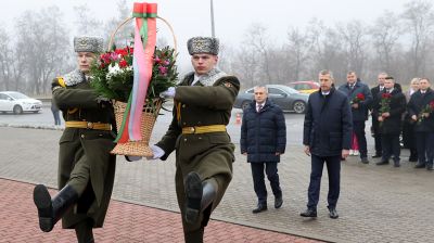 Во имя памяти. Крутой возложил цветы к мемориальному комплексу "Курган Славы" в Мозыре