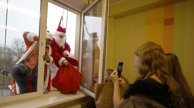 Деды Морозы - альпинисты поздравили пациентов детской клинической больницы в Гродно