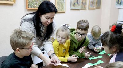 Украшения для дома, новогодние открытки. В Витебске для школьников провели мастер-класс по вытинанке