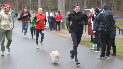 Более 400 любителей бега приняли участие в новогоднем "Забеге трезвости" 1 января в Гродно