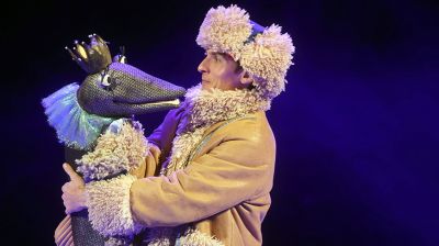 Новогодний спектакль "Емелины чудеса" представили в Гомельском областном драмтеатре