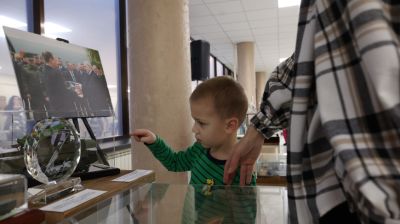 Истории предприятий и судьбы людей. Уникальная выставка подарков Президенту открылась в Солигорске