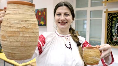 Тонкое ремесло предков. В Витебской области возрождают технику оплетения берестой гончарных изделий