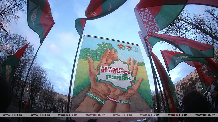 На память о "Марафоне единства": в Лиде открыли мурал "Будущее Беларуси в твоих руках"