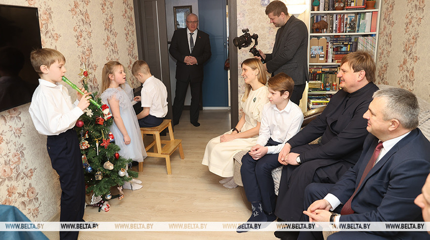 Чтобы глаза детей сияли от радости. Крупко вручил подарки семье из Калинковичей  