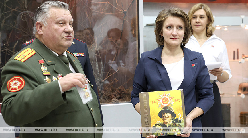 Медаль Героя Советского Союза Василия Козлова передали музею школы №122 в Минске