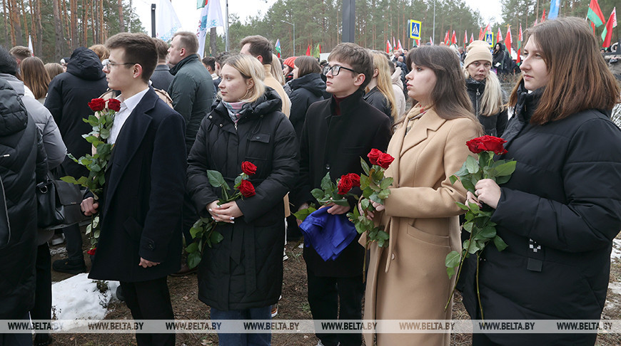 "Каждый камень, каждый метр земли пропитан страданием". В Озаричах почтили память жертв лагеря смерти