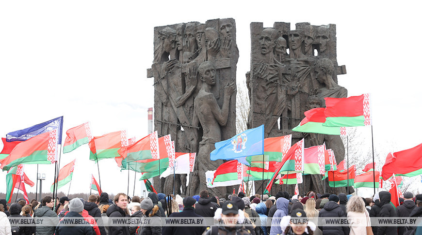 Камень и цветы. У монумента "Врата памяти" в Тростенце прошел митинг-реквием