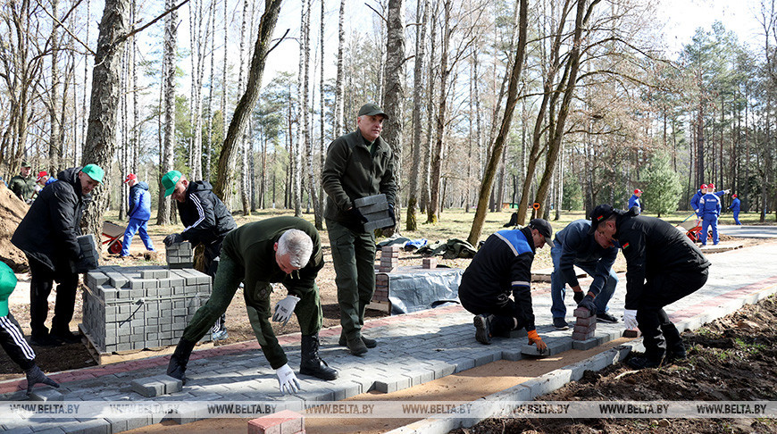 Сотрудники Госсекретариата провели субботник на территории мемориала в Столбцовском районе