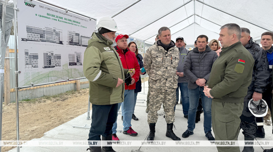 Капсулу с посланием потомкам заложили на субботнике в основание будущей детской поликлиники в Гомеле