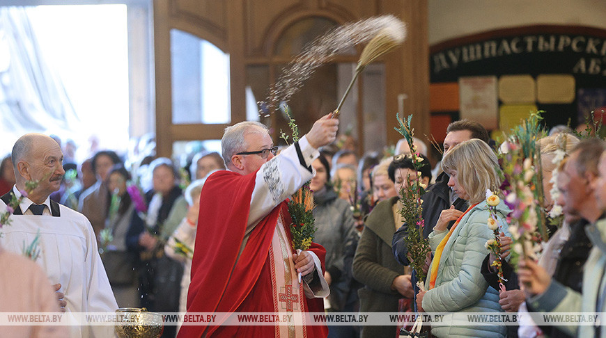 Выражая веру в победу жизни над смертью. В храмах Гродно проходят богослужения в Вербное воскресенье