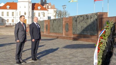 Нарышкин возложил венок к Вечному огню на площади Славы в Могилеве