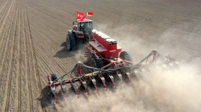 Аграрии Гродненского района работают в полях под Знаменем Победы