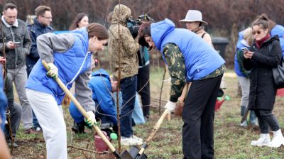 Кочанова во время посадки сада в честь 80-летия Победы: мы отмечаем этот праздник с особым трепетом
