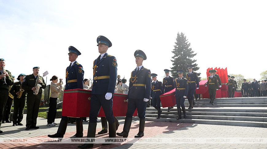 Останки 38 жертв устроенного фашистами геноцида перезахоронили в Бресте