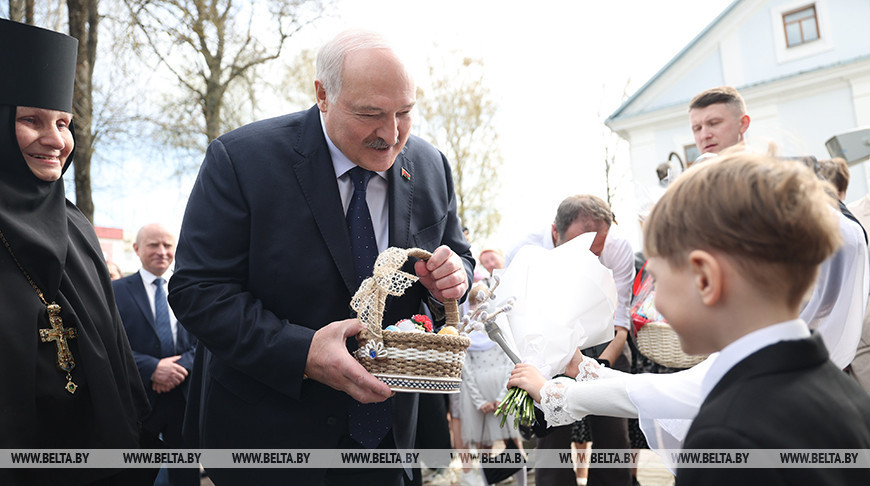 Лукашенко на Пасху посетил Свято-Покровский храм в Толочине