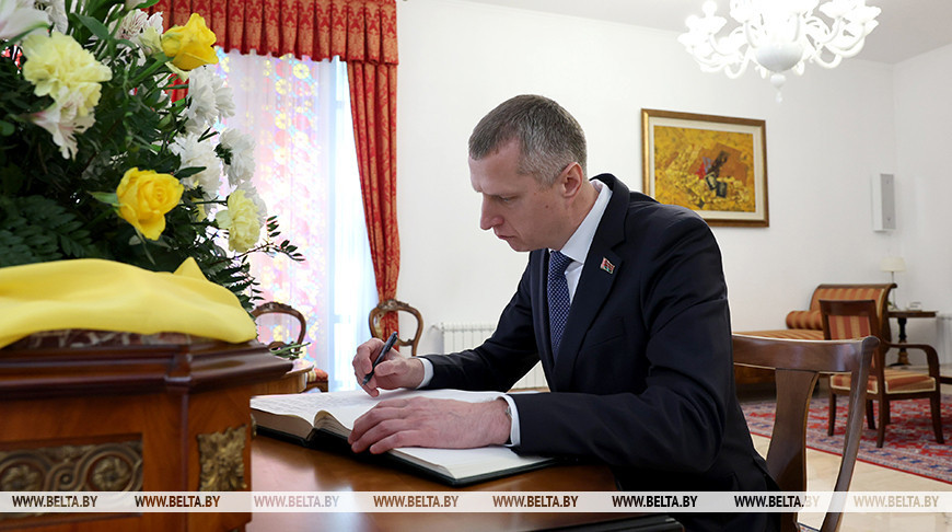 Крутой от имени Президента Беларуси оставил запись в книге соболезнований в Апостольской нунциатуре в Минске в связи со смертью Папы Римского Франциска
