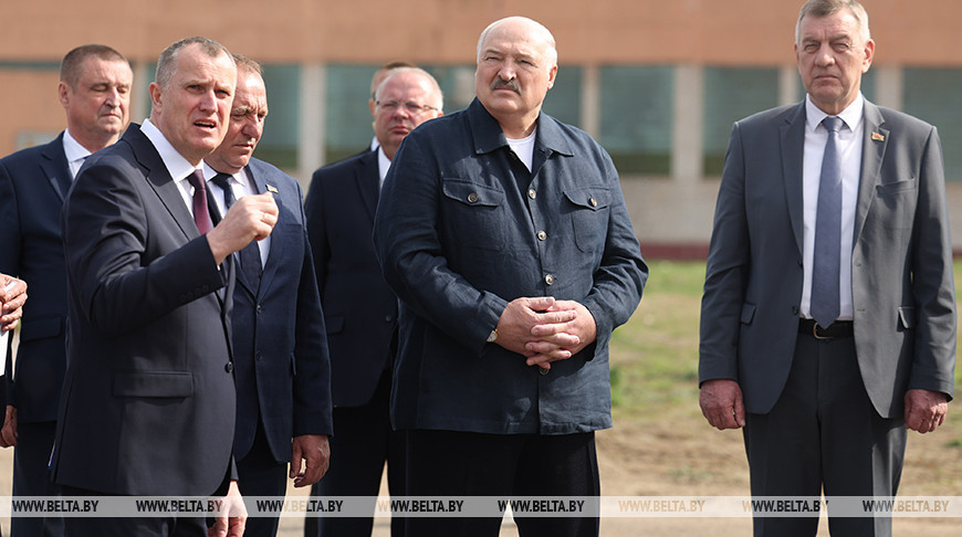 Лукашенко во время рабочей поездки посетил объекты АПК в Шклове Лукашенко во время рабочей поездки посетил объекты АПК в Шклове
