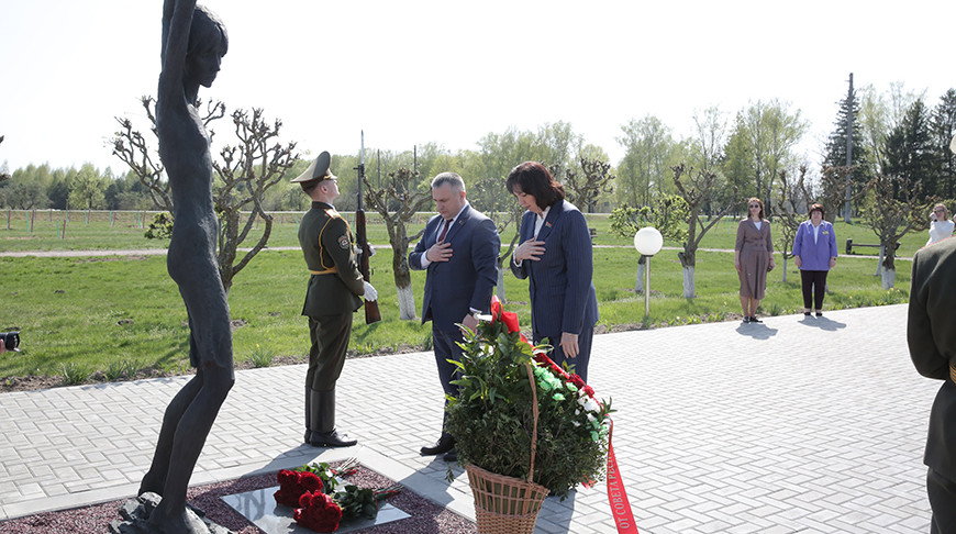 Кочанова возложила цветы в мемориальном комплексе "Детям - жертвам войны"